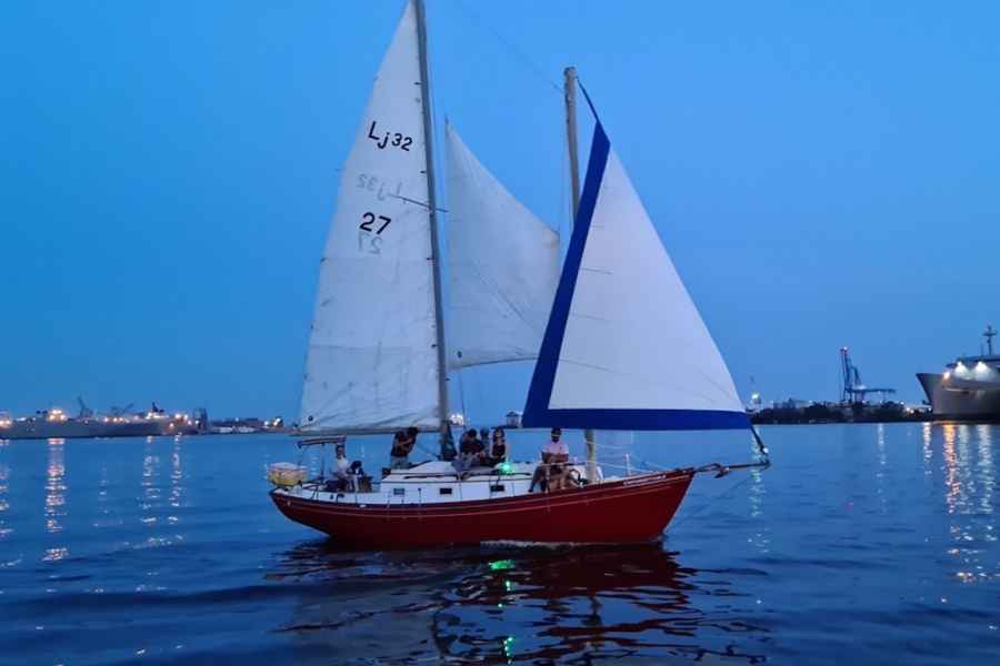 Baltimore: Inner Harbor Moonlight Cruise auf einem klassischen Schiff. Foto: GetYourGuide