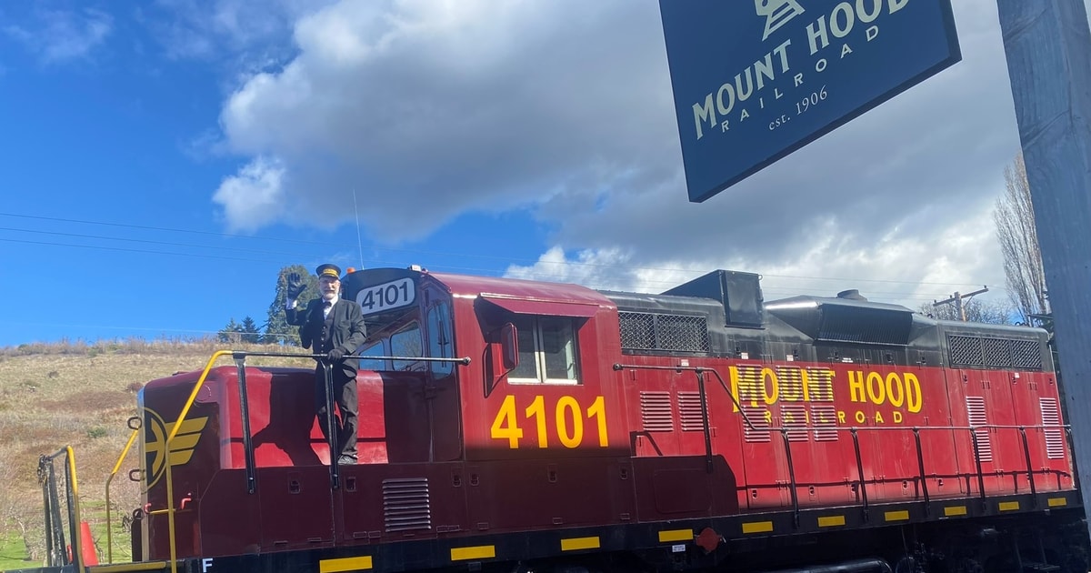 Hood River: Scenic Train Valley Excursion | GetYourGuide