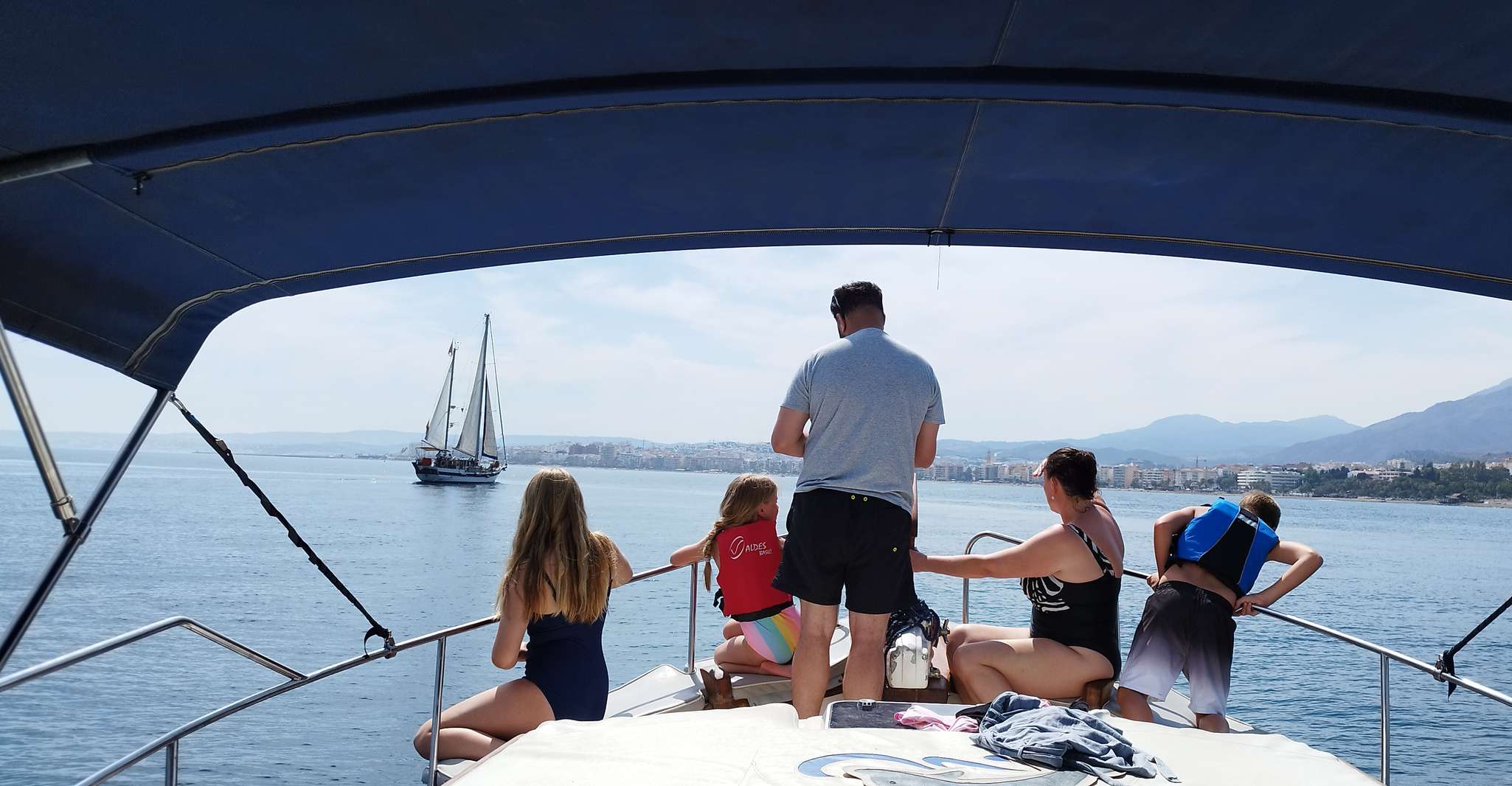 Estepona, 2-Hour Boat Trip with Drinks and Snacks - Housity