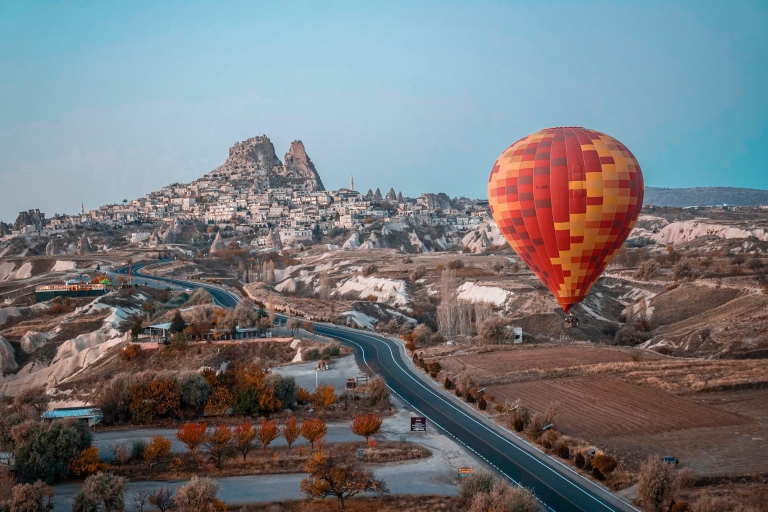 Heteluchtballonnen in de rode vallei van Goreme