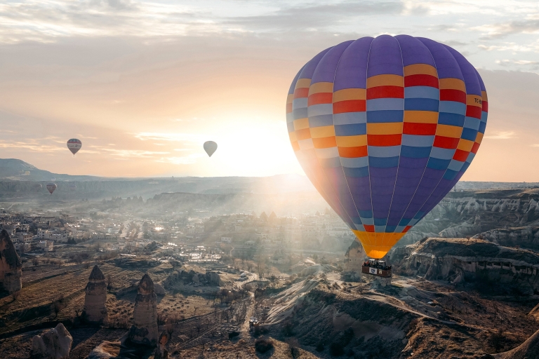 Balony na ogrzane powietrze w czerwonej dolinie Goreme