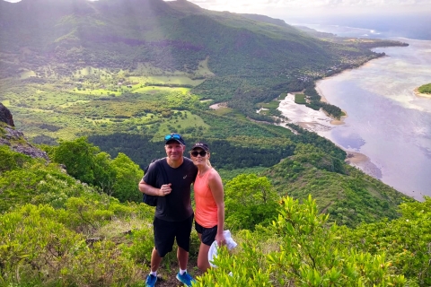 Mauricio: Excursión al atardecer y aperitivo al atardecer en Le Morne BrabantExcursión exclusiva al atardecer en la montaña Le Morne + Apero
