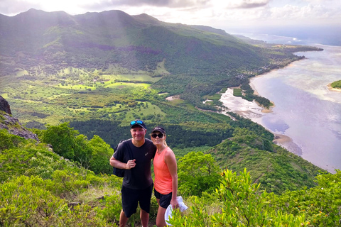 Mauritius: Le Morne Brabant Wanderung bei Sonnenuntergang und Sundowner AperoExklusive Sonnenuntergangswanderung Le Morne Mountain + Apero