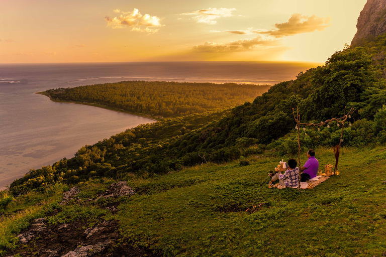 Mauricio: Excursión al atardecer y aperitivo al atardecer en Le Morne BrabantExcursión exclusiva al atardecer en la montaña Le Morne + Apero