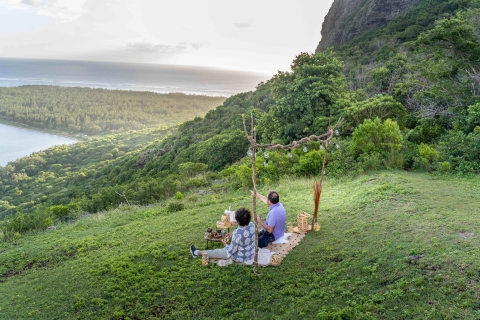 Mauritius: Le Morne Brabant Wanderung bei Sonnenuntergang und Sundowner AperoExklusive Sonnenuntergangswanderung Le Morne Mountain + Apero