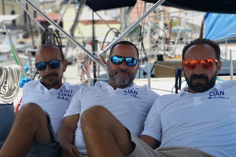 Catania: Paseo en velero por la costa con aperitivo y ProseccoExcursión privada en velero por la costa con aperitivo y Prosecco