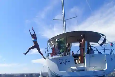 Catania: Gita in barca a vela sulla costa con aperitivo e prosecco