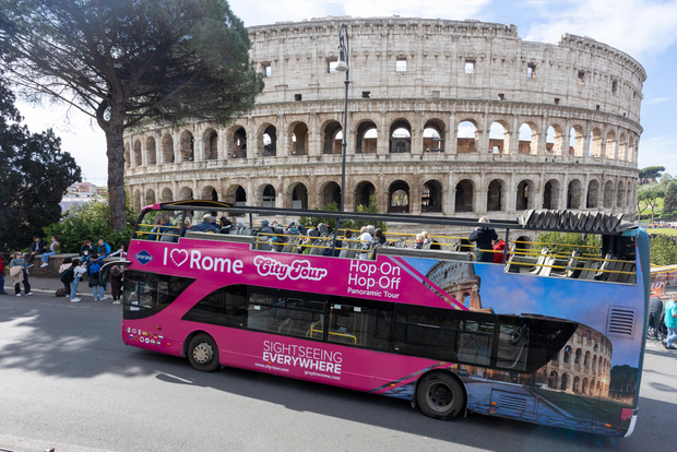 Colosseo: pass combinato con ingresso assistito e autobus scoperto
