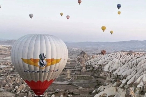 Göreme: Luchtballonvlucht bij zonsopgang boven sprookjesachtige schoorstenen