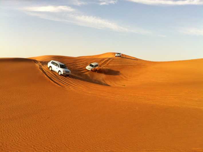 En soirée, descente des dunes du désert en véhicule 4*4
