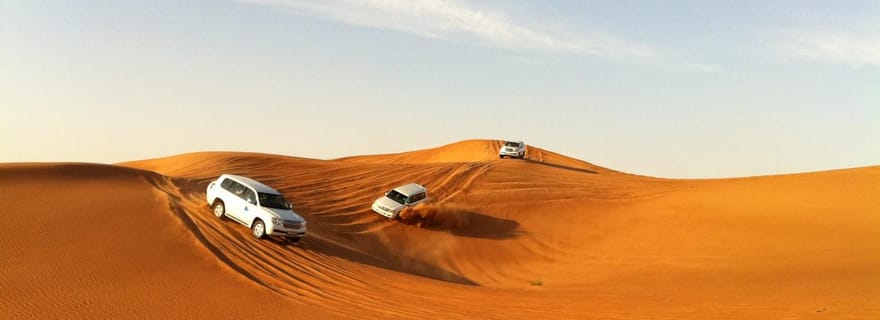 En soirée, descente des dunes du désert en véhicule 4*4