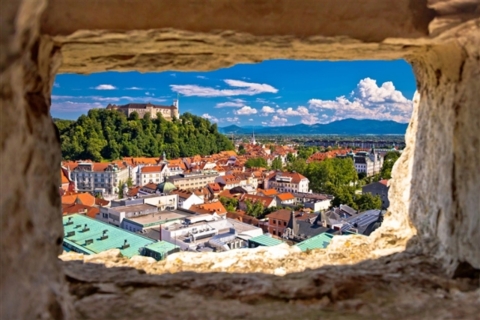 Wejście do zamku w Lublanie z opcjonalnym biletem na kolejkę linowąBilet na zamek w Lublanie i bilet powrotny na kolejkę linową