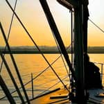 Catania: Gita guidata in barca a vela al tramonto con aperitivo e prosecco