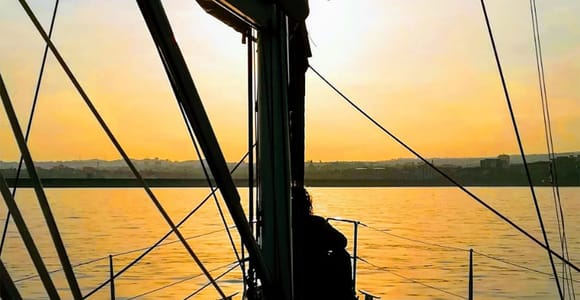 Catania: Geführter Segeltörn bei Sonnenuntergang mit Aperitif & Prosecco