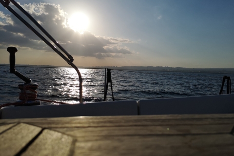 Catania: Paseo guiado en velero al atardecer con aperitivos y ProseccoPrivado