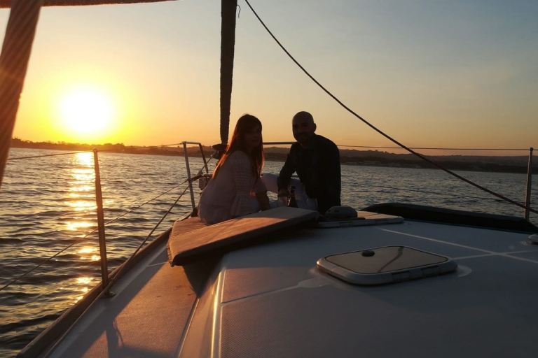 Catane : Excursion guidée en bateau au coucher du soleil avec collations et ProseccoPrivé