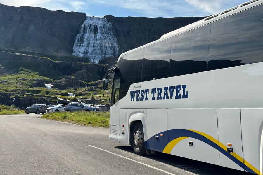 Von Isafjordur aus: Geführter Tagesausflug zum Dynjandi-Wasserfall mit dem Bus. Foto: GetYourGuide