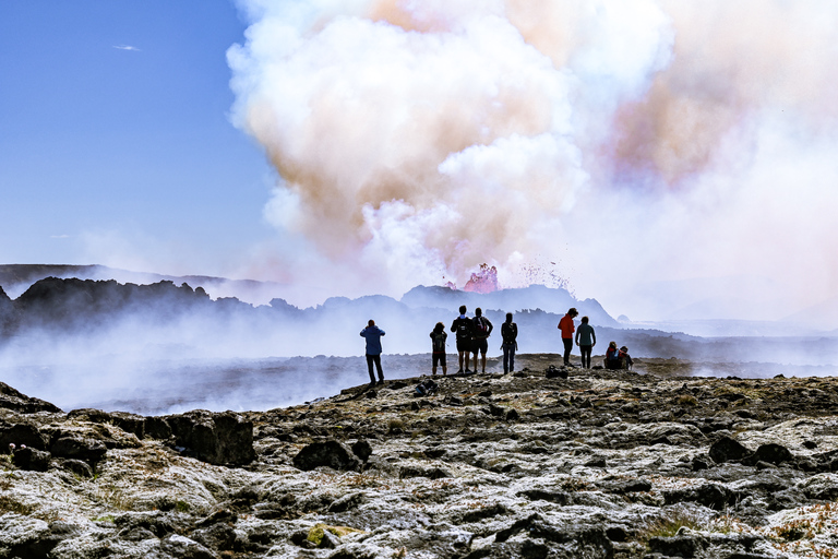 Reikiavik: caminata por el sitio de la erupción del volcán y recorrido geotérmicoTour con recogida en ubicaciones seleccionadas