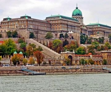 Ab Wien: Tagesausflug nach Budapest und Bratislava mit Reiseführer