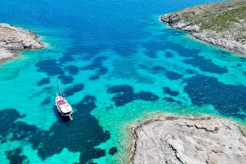 Paros: Traditionelle Gulet-Kreuzfahrt mit geteilter oder privater Insel