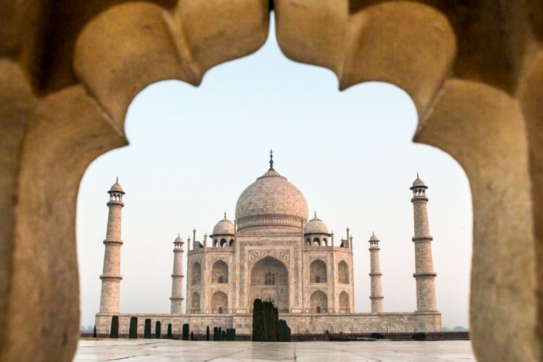 Excursión de un día a Agra y el Taj Mahal en el Gatimaan ExpressBilletes de tren de 2ª clase, coche para visitas turísticas y guía local