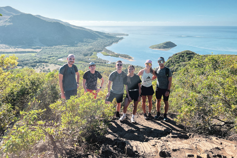 Ilhas Maurício: Caminhada e escalada guiada ao nascer do sol na montanha Le MorneCaminhada e escalada ao nascer do sol na montanha Le Morne