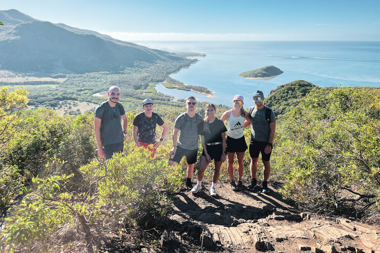 Ilhas Maurício: Caminhada e escalada guiada ao nascer do sol na montanha Le MorneCaminhada e escalada ao nascer do sol na montanha Le Morne