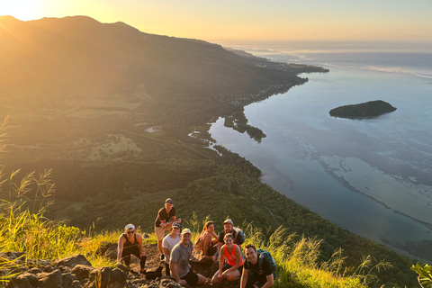 Ilhas Maurício: Caminhada e escalada guiada ao nascer do sol na montanha Le MorneCaminhada e escalada ao nascer do sol na montanha Le Morne