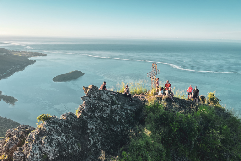 Mauritius: Le Morne Mountain Guided Sunrise Hike and ClimbLe Morne Mountain Sunrise Hike &amp; Climb