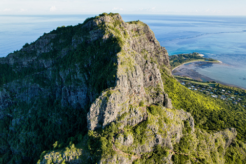 Ilhas Maurício: Caminhada e escalada guiada ao nascer do sol na montanha Le MorneCaminhada e escalada ao nascer do sol na montanha Le Morne