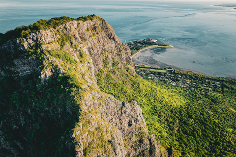 Mauritius: Escursione e scalata guidata del monte Le Morne all&#039;albaLe Morne Mountain Sunrise Escursione e arrampicata