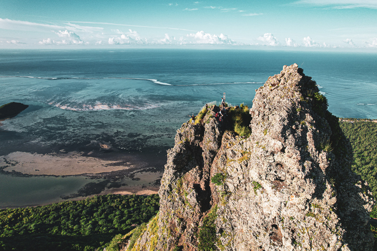 Ilhas Maurício: Caminhada e escalada guiada ao nascer do sol na montanha Le MorneCaminhada e escalada ao nascer do sol na montanha Le Morne