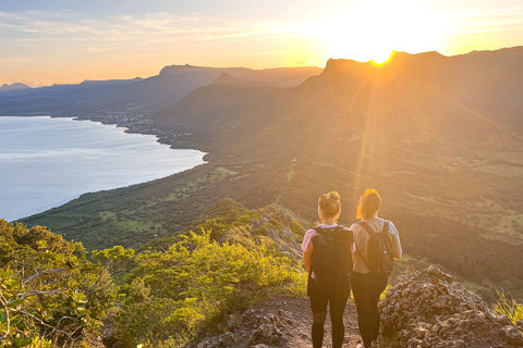 Ilhas Maurício: Caminhada e escalada guiada ao nascer do sol na montanha Le MorneCaminhada e escalada ao nascer do sol na montanha Le Morne