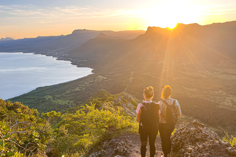 Mauritius: Escursione e scalata guidata del monte Le Morne all&#039;albaLe Morne Mountain Sunrise Escursione e arrampicata