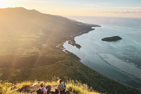 Mauritius: Escursione e scalata guidata del monte Le Morne all&#039;albaLe Morne Mountain Sunrise Escursione e arrampicata