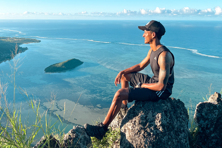 Ilhas Maurício: Caminhada e escalada guiada ao nascer do sol na montanha Le MorneCaminhada e escalada ao nascer do sol na montanha Le Morne