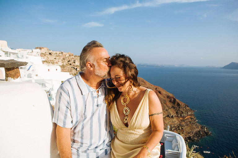 Sesión fotográfica privada con un profesional en el pueblo de OiaSesión fotográfica de 30 minutos en Oia