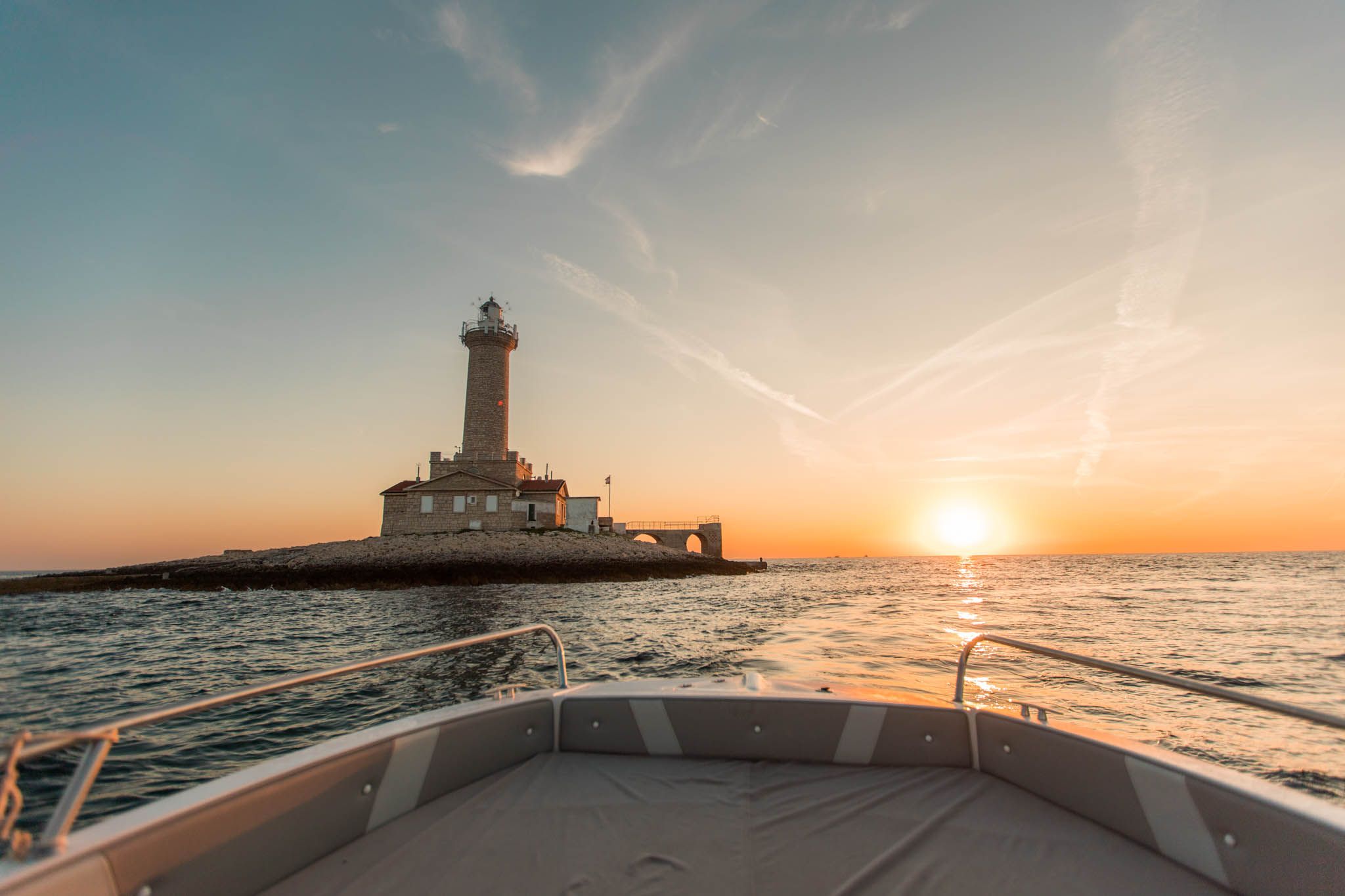 Medulin: Sonnenuntergang auf dem Schnellboot mit Leuchtturm und Wein