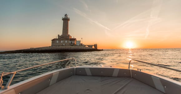 Medulin: Sonnenuntergang auf dem Schnellboot mit Leuchtturm und Wein
