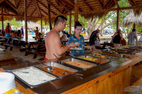 Santo Domingo: Catamarã com mergulho com snorkel, open bar e almoço