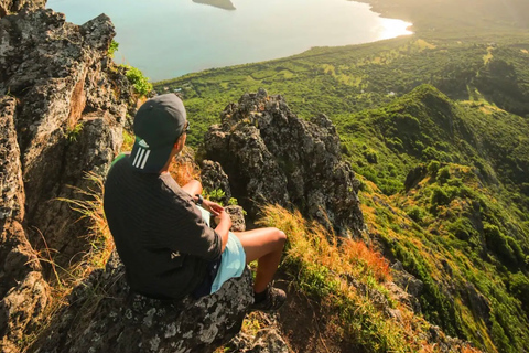 Mauritius: Escursione e scalata guidata del monte Le Morne all&#039;albaLe Morne Mountain Sunrise Escursione e arrampicata