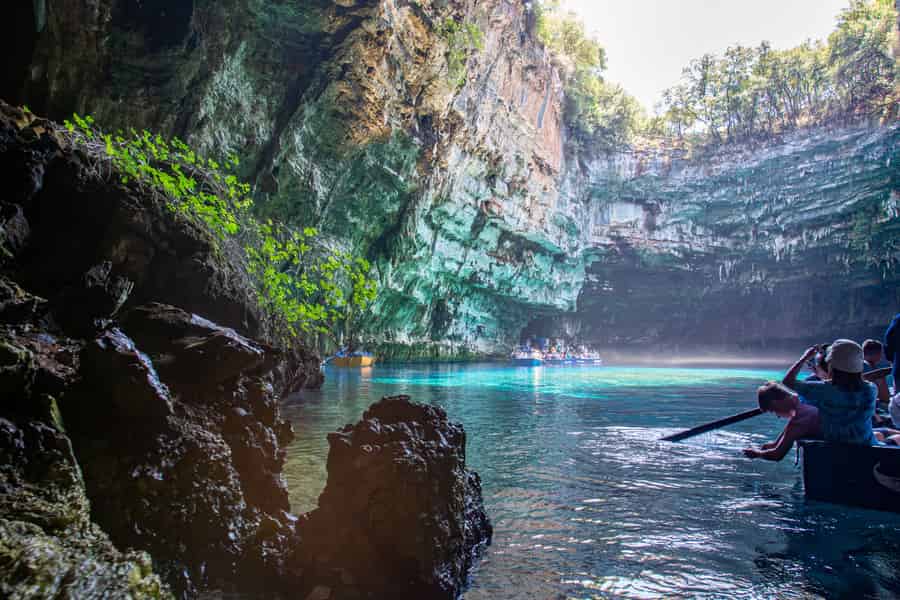 Von Argostoli: Tour zum Melissani-See & Drogarati-Höhlen. Foto: GetYourGuide Von Argostoli: Tour zum Melissani-See & Drogarati-Höhlen. Foto: GetYourGuide
