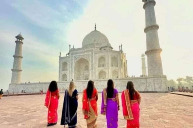 Z Delhi: wycieczka o wschodzie słońca do Taj MahalOdwiedź Taj Mahal o wschodzie słońca. Dużym samochodem Toyota crystal.