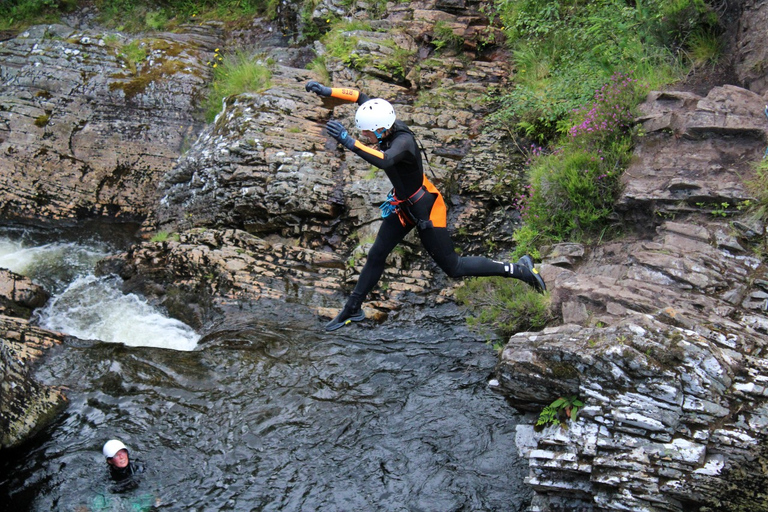 Roybridge, Lochaber: CANYONING - Laggan-SchluchtRoybridge: Laggan Canyoning Trip in Lochaber mit Instruktor