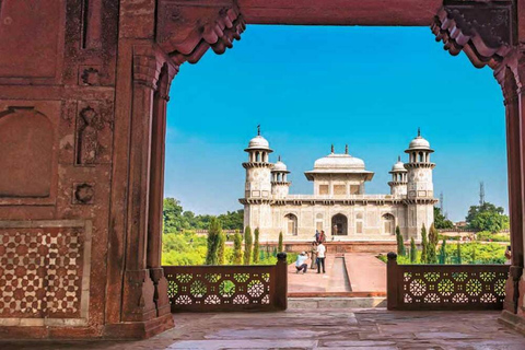 Depuis Delhi : Excursion d'une journée au Taj Mahal, au fort d'Agra et au Baby TajComprend : Chauffeur, voiture, service de guide et billets d'entrée