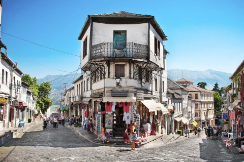 Desde Tirana y Durres: Excursión privada a Gjirokaster y el Ojo AzulRecorrido compartido Capacidad mínima requerida