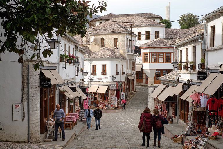 Desde Tirana y Durres: Excursión privada a Gjirokaster y el Ojo Azul