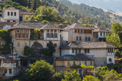 Desde Tirana y Durres: Excursión privada a Gjirokaster y el Ojo Azul