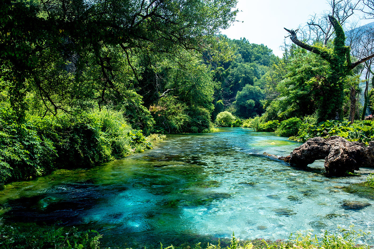 Desde Tirana y Durres: Excursión privada a Gjirokaster y el Ojo Azul