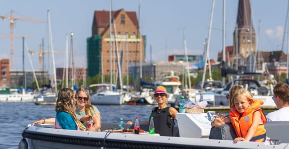 Rostock: Elektrobootverleih auf der Warnow